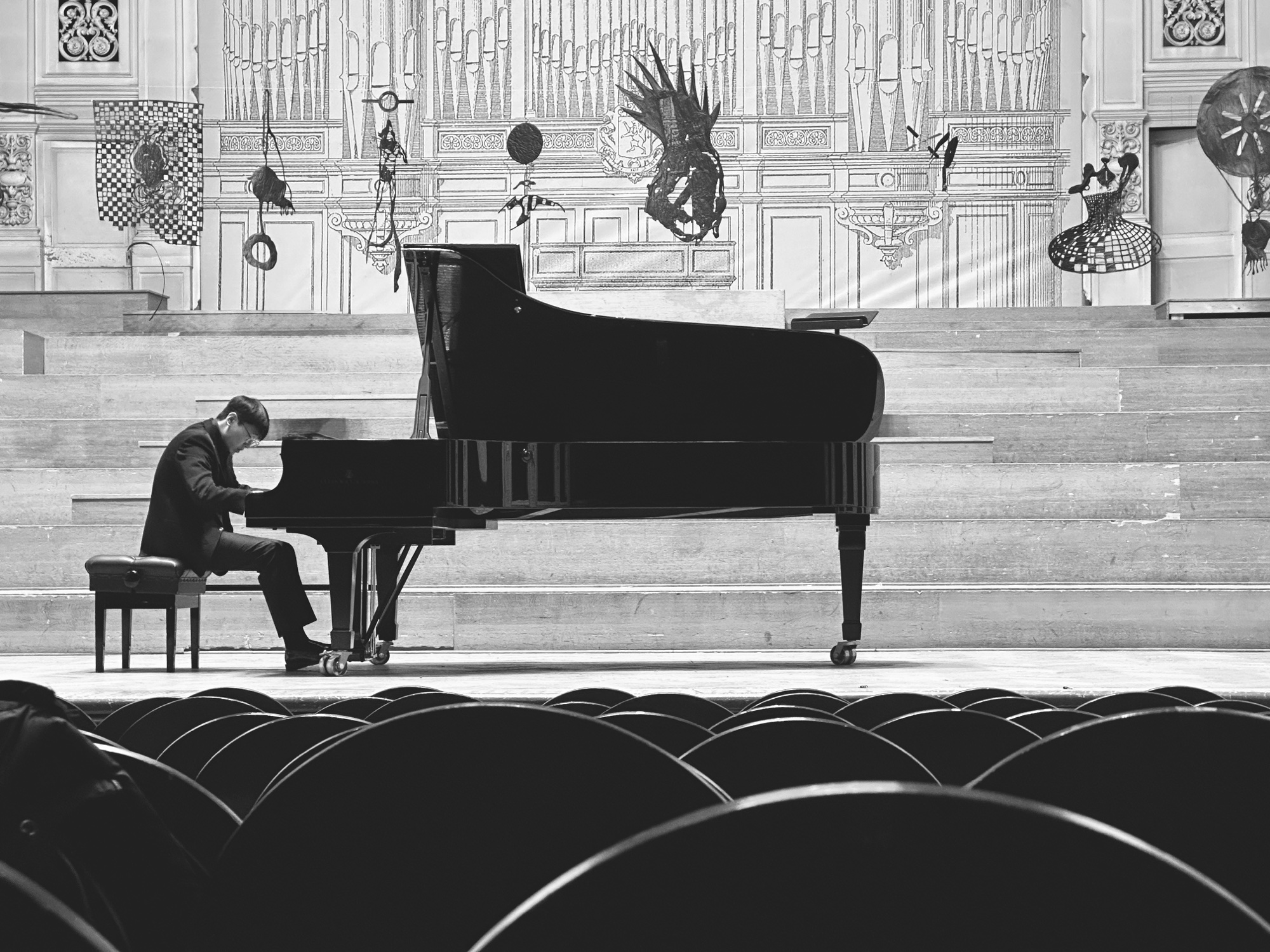 Im Saal · V — Junlian Bai